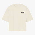Camiseta com estampa frontal de um pequeno retângulo contendo o texto "INFINITY" em letras grandes e um símbolo ao lado, ambos dentro de um fundo claro.