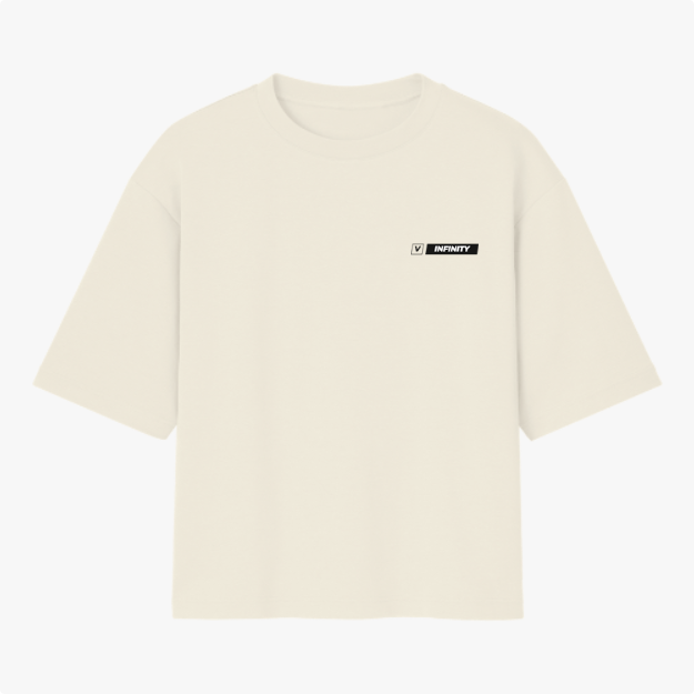 Camiseta com estampa frontal de um pequeno retângulo contendo o texto "INFINITY" em letras grandes e um símbolo ao lado, ambos dentro de um fundo claro.
