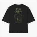 Camiseta com estampa frontal de símbolo geométrico semelhante a um inseto estilizado e estampa traseira de cartas com frase estilizada e imagem de coringa.