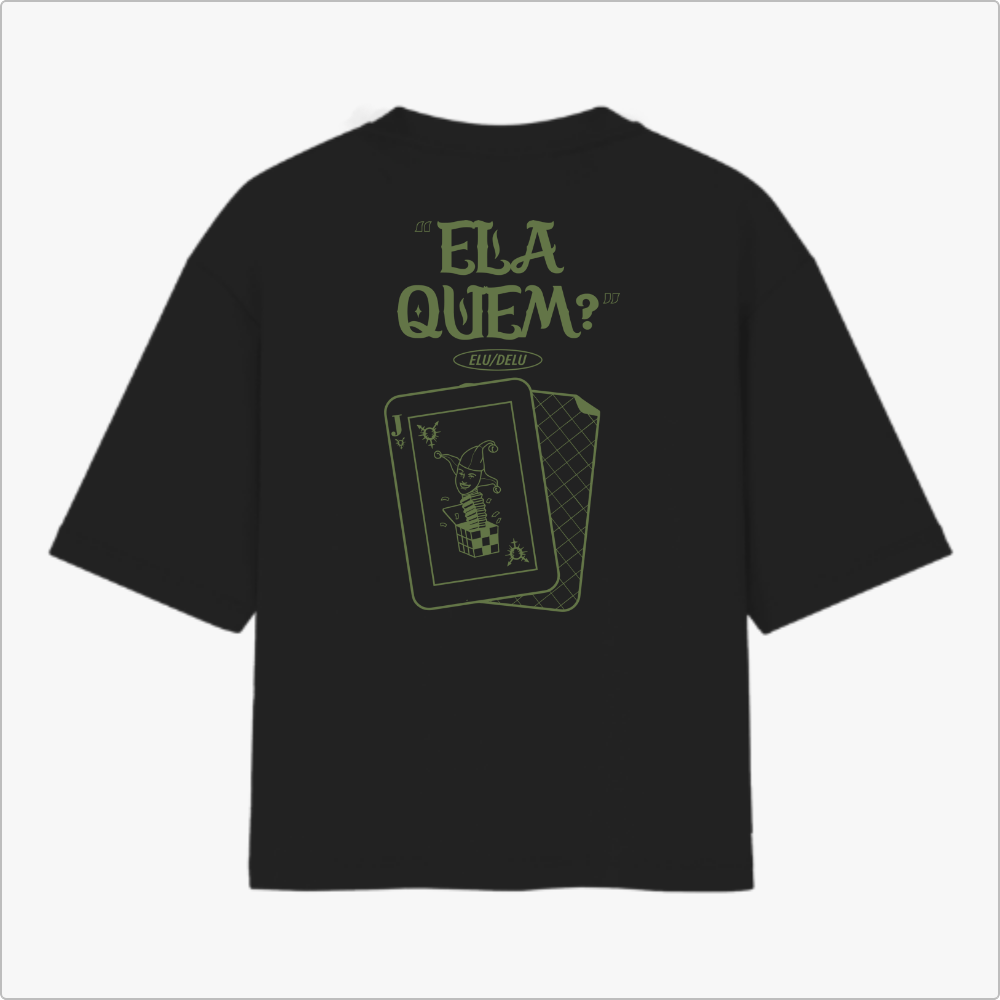 Camiseta com estampa frontal de símbolo geométrico semelhante a um inseto estilizado e estampa traseira de cartas com frase estilizada e imagem de coringa.