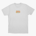 Camiseta com estampa frontal de inscrições artísticas com a palavra "Mother" rodeada por flores e folhagens estilizadas em um design detalhado.