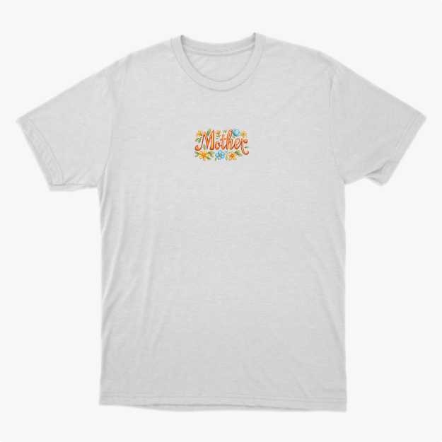 Camiseta com estampa frontal de inscrições artísticas com a palavra "Mother" rodeada por flores e folhagens estilizadas em um design detalhado.