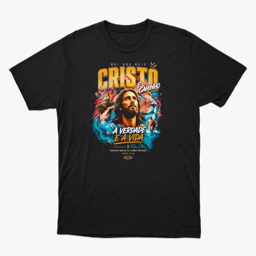 Camiseta com estampa frontal de Cristo com detalhes em tipografia estilizada, incluindo frases inspiradoras e elementos gráficos coloridos ao redor da figura central.