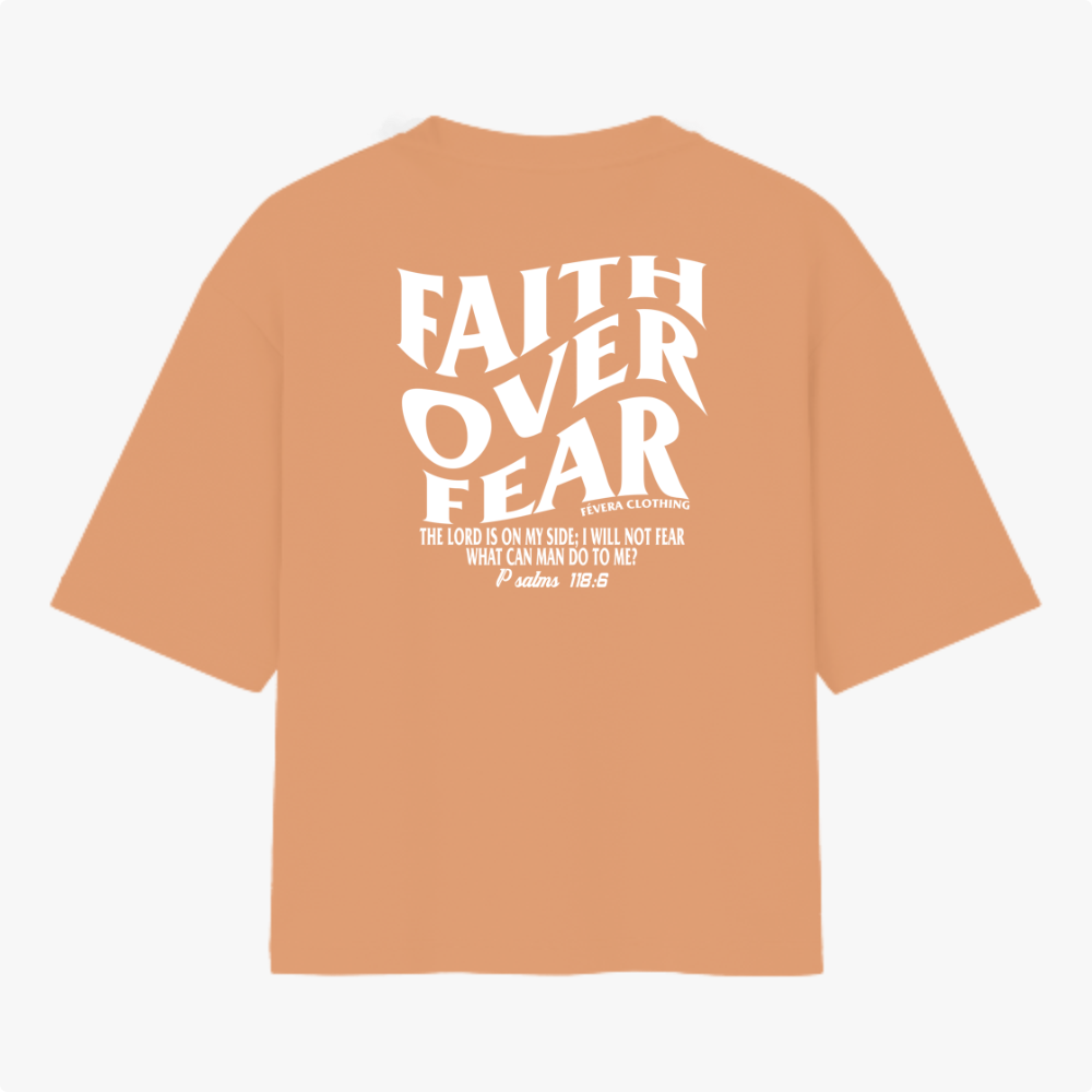 Camiseta com estampa frontal de "Faith Over Fear" com detalhes em texto pequeno e estampa traseira de "Faith Over Fear" acompanhada de citação extensa.