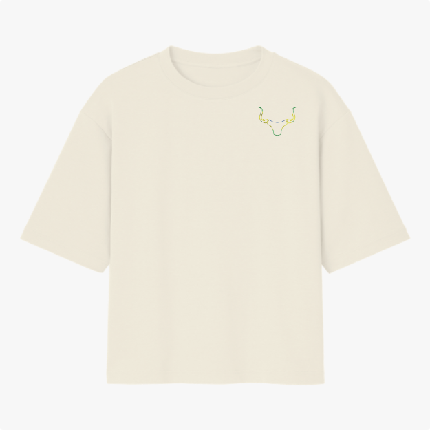 Camiseta com estampa frontal de chifres estilizados, localizados no lado esquerdo superior, e estampa traseira de cabeça de touro com texto "Jeito Marruco".