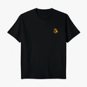 Camiseta com estampa frontal de um braço segurando uma coroa e estampa traseira de um portal rodeado por paisagens oníricas em um estilo artístico abstrato.