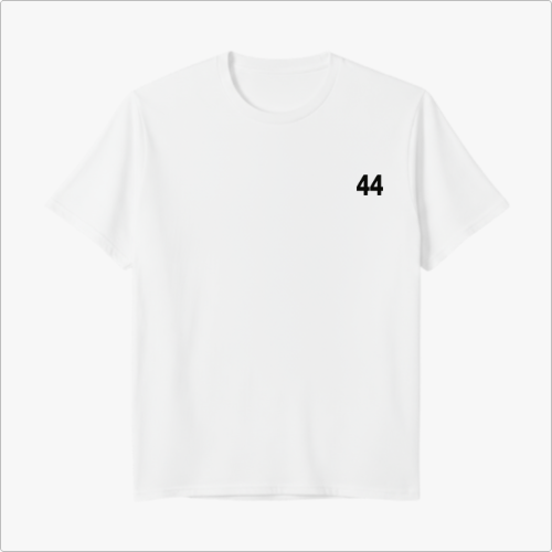 Camiseta com estampa frontal de número "44" e estampa traseira com frase "THE HARDEST PART IS CONTINUING" e figura segurando bandeira do Brasil.
