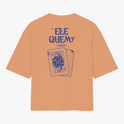 Camiseta com estampa frontal de símbolo abstrato pontiagudo e estampa traseira de cartas de baralho com "ELE QUEM? ELA/DELA" em estilo criativo.
