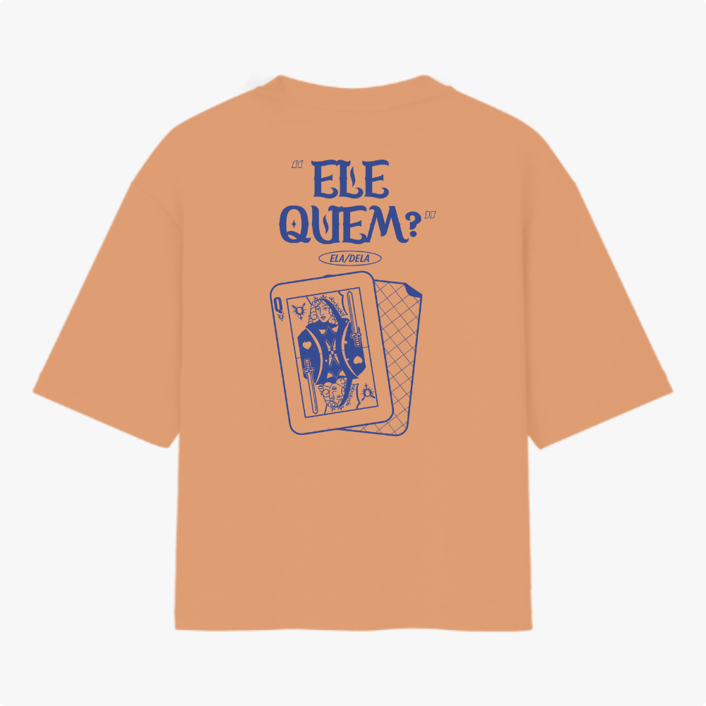 Camiseta com estampa frontal de símbolo abstrato pontiagudo e estampa traseira de cartas de baralho com "ELE QUEM? ELA/DELA" em estilo criativo.