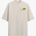 Camiseta com estampa frontal de texto estilizado com as palavras "RLEM Company" e estampa traseira de lâmpada vintage acompanhada da frase "SEJA LUZ EM MEIO AO CAOS".