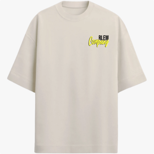 Camiseta com estampa frontal de texto estilizado com as palavras "RLEM Company" e estampa traseira de lâmpada vintage acompanhada da frase "SEJA LUZ EM MEIO AO CAOS".