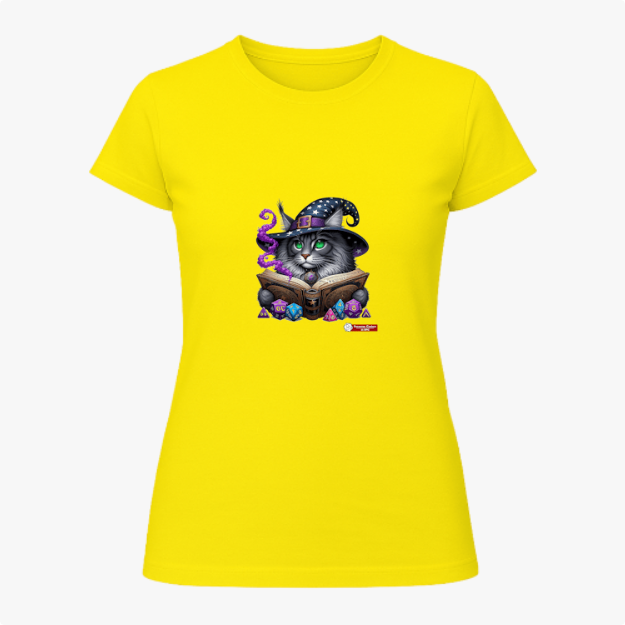 Camiseta com estampa frontal de gato com chapéu de mago, lendo um livro cercado por cristais e névoa; estampa traseira com pequeno logotipo textual.