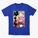 Camiseta com estampa frontal de três painéis mostrando silhuetas e personagens, com textos: "A Spy", "The Father", "Telepath", "The Daughter", "An Assassin", "The Mother".