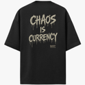 Camiseta com estampa frontal de texto estilizado "Bandit" e estampa traseira de frase "Chaos is Currency", ambos com letras em estilo desgastado.