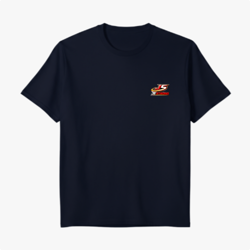 Camiseta com estampa frontal de ícone minimalista e estampa traseira de praia com praticantes de kitesurf em cena ao mar, acompanhada da frase "Barra do Rio Beach".