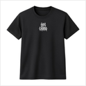 Camiseta com estampa frontal de texto estilizado que lembra letras góticas ou de rock, com as palavras "SEMCARDIO" em um design único e marcante.