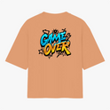 Camiseta com estampa traseira de "GAME OVER" em estilo grafite, cercada por elementos como raios, estrelas, olhos e um diamante de forma estilizada.