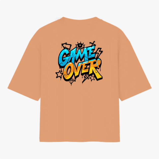Camiseta com estampa traseira de "GAME OVER" em estilo grafite, cercada por elementos como raios, estrelas, olhos e um diamante de forma estilizada.