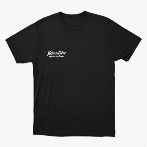 Camiseta com estampa frontal de texto estilizado pequeno no peito e estampa traseira de grande texto artístico com efeito de respingos e escorridos.