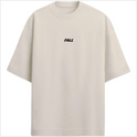 Camiseta com estampa frontal de "FALL" em letras maiúsculas, estilizadas e anguladas, posicionadas no centro do peito.