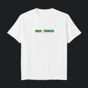 Camiseta com estampa frontal de "ORDEM E PROGRESSO" dentro de um retângulo e símbolo central, e estampa traseira com a mesma frase sobre bandeira estilizada.