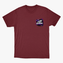 Camiseta com estampa frontal de letras estilizadas acompanhadas por um padrão geométrico vibrante em segundo plano.