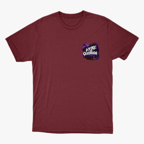 Camiseta com estampa frontal de letras estilizadas acompanhadas por um padrão geométrico vibrante em segundo plano.