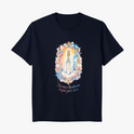 Camiseta com estampa frontal de figura religiosa emoldurada por detalhes florais e frase "Nossa Senhora, rogai por nós" e estampa traseira de logotipo estilizado "SV Santa Veste".