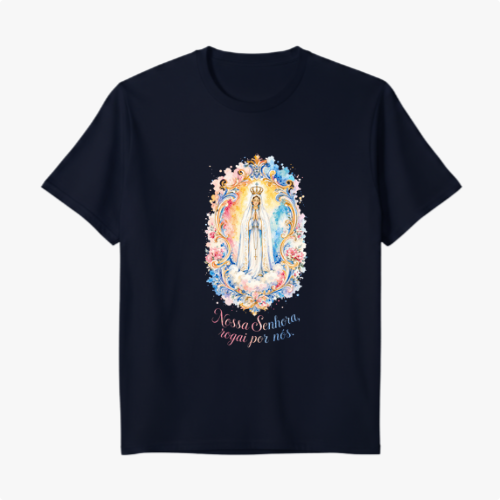 Camiseta com estampa frontal de figura religiosa emoldurada por detalhes florais e frase "Nossa Senhora, rogai por nós" e estampa traseira de logotipo estilizado "SV Santa Veste".