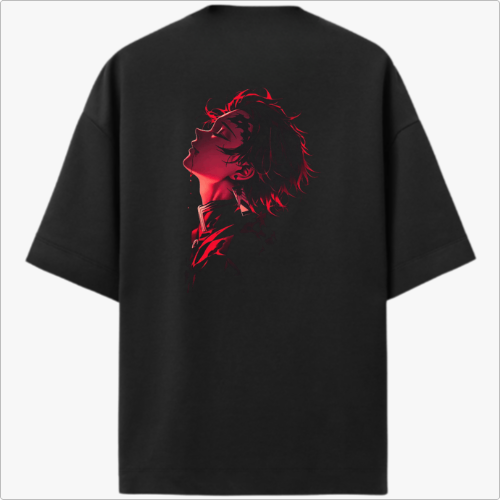 Camiseta com estampa frontal de pequena ilustração de uma mão e palavra "PRAYER" e estampa traseira de figura detalhada em perfil iluminada dramaticamente.