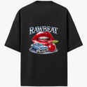 Camiseta com estampa traseira de lábios vermelhos, um carro clássico e uma cereja brilhante abaixo da palavra "RAWBEAT" em estilo distinto.