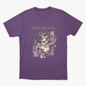 Camiseta com estampa frontal de personagem em estilo mangá, com chapéu de bruxa e elementos místicos circulares, acompanhados de texto estilizado.
