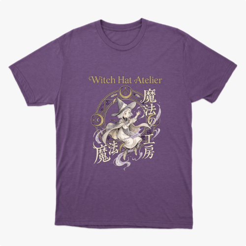 Camiseta com estampa frontal de personagem em estilo mangá, com chapéu de bruxa e elementos místicos circulares, acompanhados de texto estilizado.