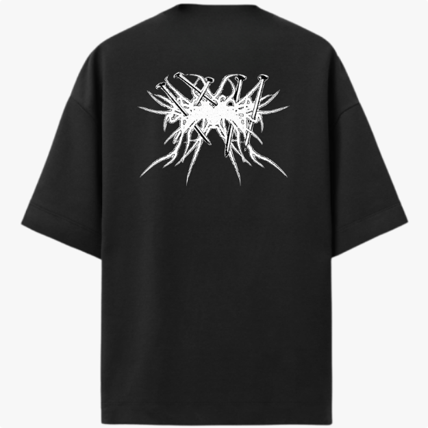 Camiseta com estampa frontal de "Pantano 3000" em letras estilizadas, e estampa traseira de design abstrato com elementos pontiagudos entrelaçados.
