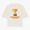Camiseta com estampa frontal de troféu e estampa traseira de troféu maior acompanhado da frase "QUEM VENCER HERDARÁ TODAS ESSAS COISAS APOCALIPSE 21:7".