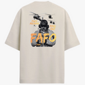 Camiseta com estampa frontal de letras estilizadas "FAFO" e estampa traseira de ilustração com foto central, texto ao redor e helicópteros ao fundo.