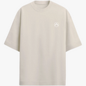 Camiseta com estampa frontal de pequeno emblema circular contendo uma seta direcionada para cima e estampa traseira de grande onda em estilo retrô com sol vermelho.