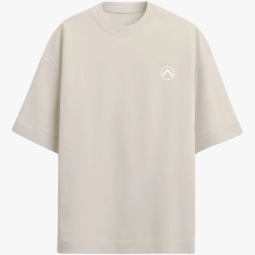 Camiseta com estampa frontal de pequeno emblema circular contendo uma seta direcionada para cima e estampa traseira de grande onda em estilo retrô com sol vermelho.