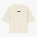 Camiseta com estampa frontal de código de barras, acompanhada por pequenos caracteres em amarelo abaixo, criando um design minimalista e moderno.