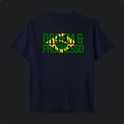 Camiseta com estampa frontal de "ORDEM E PROGRESSO" dentro de um retângulo e símbolo central, e estampa traseira com a mesma frase sobre bandeira estilizada.