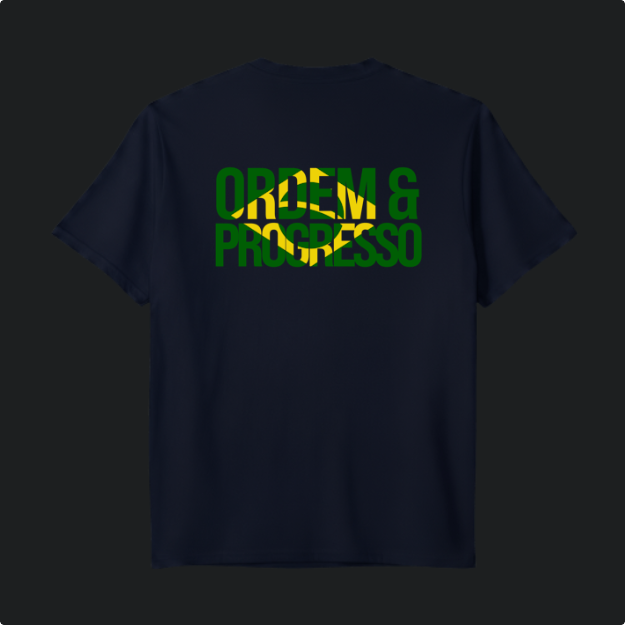 Camiseta com estampa frontal de "ORDEM E PROGRESSO" dentro de um retângulo e símbolo central, e estampa traseira com a mesma frase sobre bandeira estilizada.