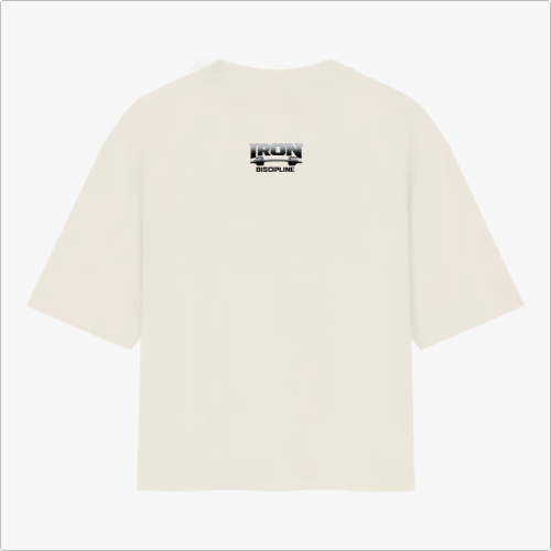 Camiseta com estampa traseira de letras estilizadas formando as palavras "IRON DISCIPLINE", com elementos geométricos complementares abaixo.