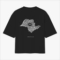 Camiseta com estampa frontal de texto verticalizado "A. SP. PAS" e estampa traseira de mapa estilizado com "1554" no centro, acompanhado de "São Paulo".