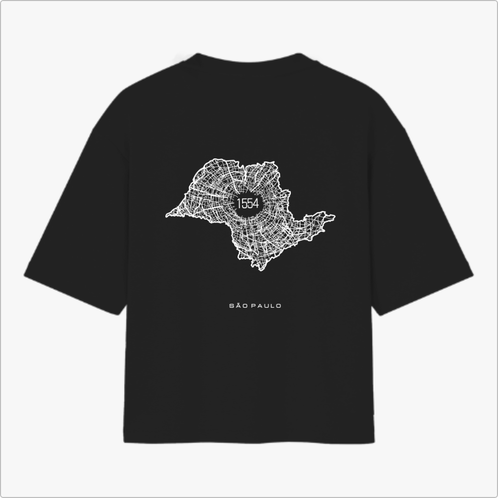 Camiseta com estampa frontal de texto verticalizado "A. SP. PAS" e estampa traseira de mapa estilizado com "1554" no centro, acompanhado de "São Paulo".