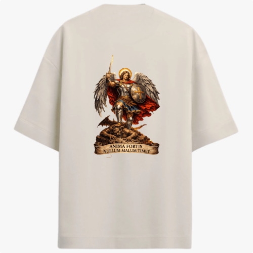 Camiseta com estampa frontal de logotipo estilizado "TK" e estampa traseira de figura angelical com asas, espada e escudo, acompanhada de inscrição latina.