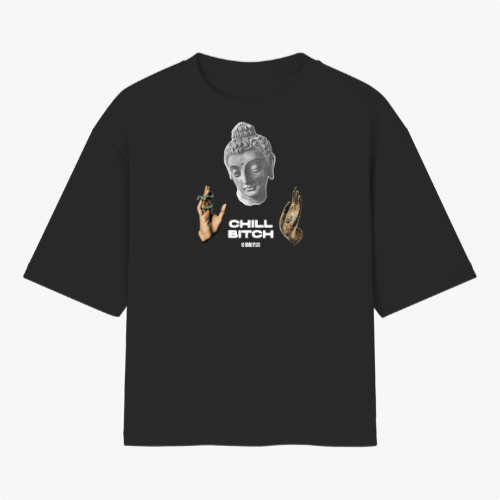 Camiseta com estampa frontal de cabeça de Buda cinza, duas mãos distintas segurando flores, uma cobra desenhada e a frase "Chill Bitch" em destaque.