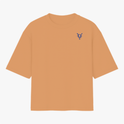 Camiseta com estampa frontal de símbolo abstrato pontiagudo e estampa traseira de cartas de baralho com "ELE QUEM? ELA/DELA" em estilo criativo.