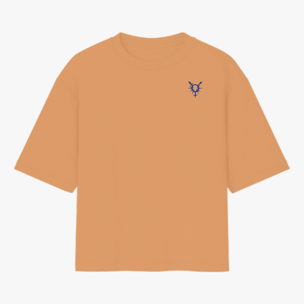 Camiseta com estampa frontal de símbolo abstrato pontiagudo e estampa traseira de cartas de baralho com "ELE QUEM? ELA/DELA" em estilo criativo.