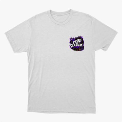Camiseta com estampa frontal de letras estilizadas acompanhadas por um padrão geométrico vibrante em segundo plano.