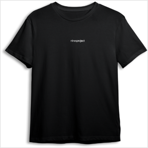 Camiseta com estampa frontal de texto pequeno "ninesproject" no centro e estampa traseira de um logotipo minimalista perto da gola.